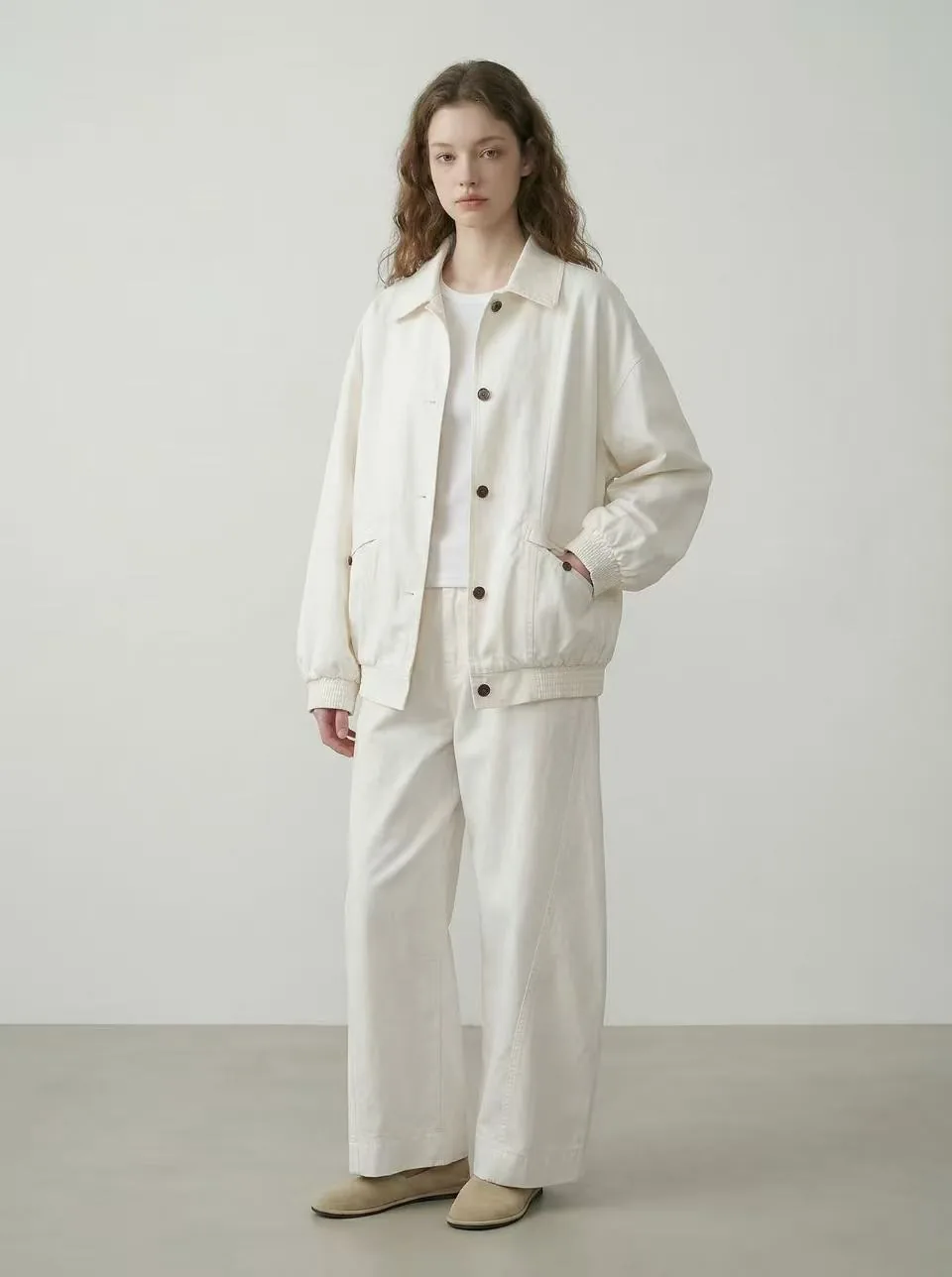 生成りの服を着たモデルのスタジオ風ビジュアル